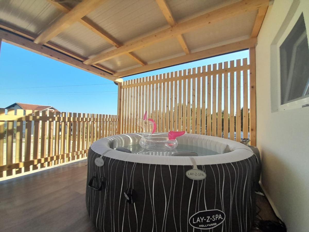 Tiny House Lily With Jacuzzi Appartement Sveti Filip i Jakov Buitenkant foto